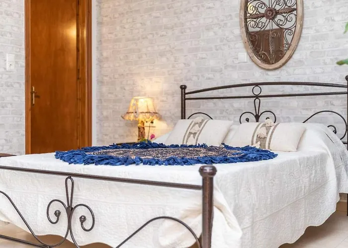 Maury Down Town Daire