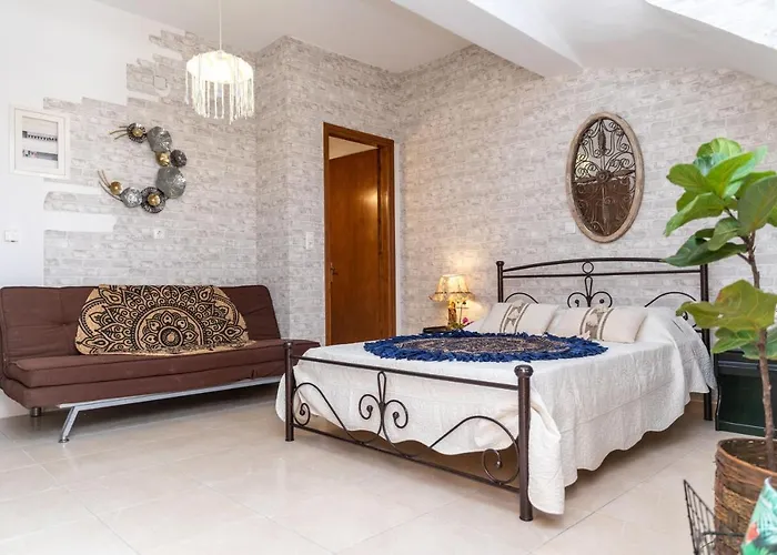 Maury Down Town Daire Naxos City